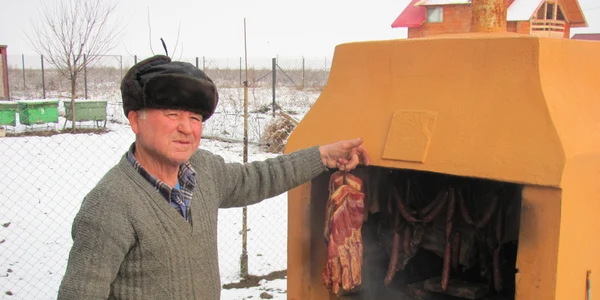 Grătarul-afumătoare din curtea pensionarului