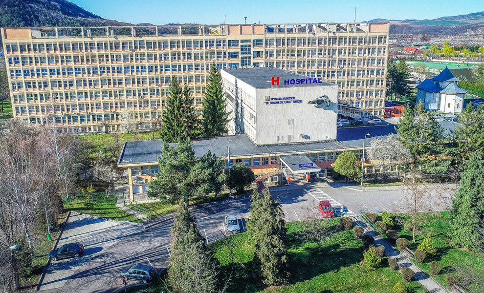 Scene cumplite la spitalul din Onești. Un angajat a fost înjunghiat de un pacient de 71 de ani