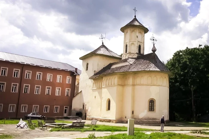 Vechea biserică a Mănăstirii Bisericani este într-o avansată stare de degradare FOTO Bisericani.mmb.ro