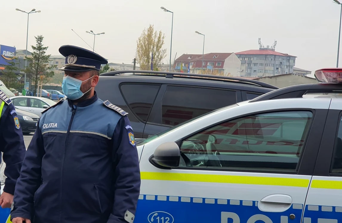 Poliţiştii au descins în curtea petrecăreţilor, aplicând amenzi de aproape 50.000 lei FOTO: arhiva