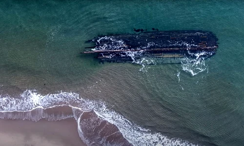 Epava unei corăbii scufundate în urmă cu peste o sută de ani a apărut în mod misterios la suprafață (foto: Captură video Youtube / Corey Purchase NiCor Photos)