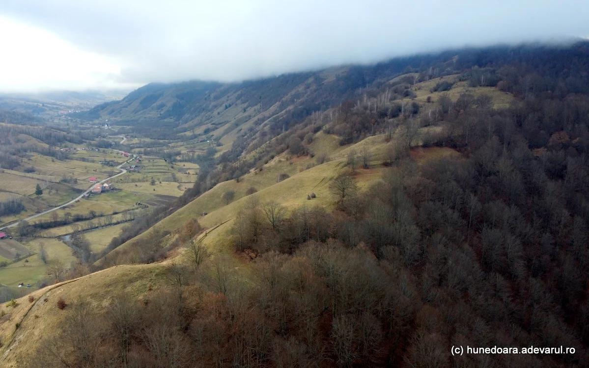 Satul Meria, ascuns de ceață, se află pe coama dealului, deasupra luncii Cernei. Foto: Daniel Guță