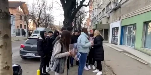 elevi protestt mp4 thumbnail png