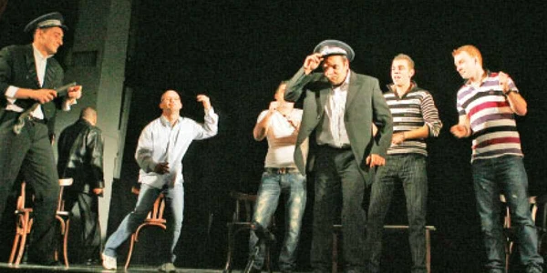 Deţinuţii de la Jilava într-o secvenţă de pantomimă, interpretând personaje din serialul James Bond    