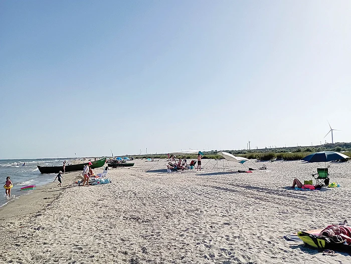 Turiștii care au ales plaja sălbatică de la Corbu au avut la terase prețuri cu 50 la sută mai mici