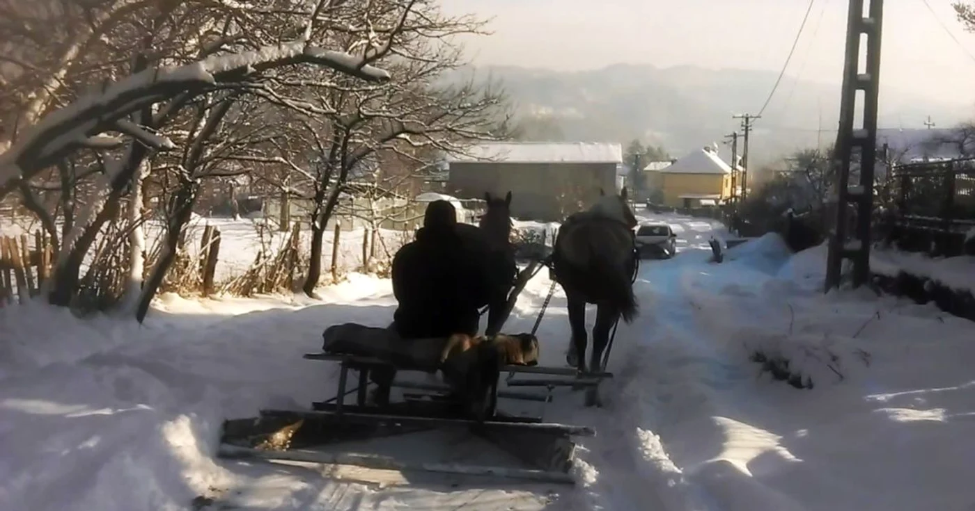Nu de puţine ori, mai multe cătune din localitatea Moţăieni au rămas izolate din cauza troienelor. Şi atunci, ca şi acum, deszăpezirea a fost făcută de oamenii gospodari, cu calul şi plugul