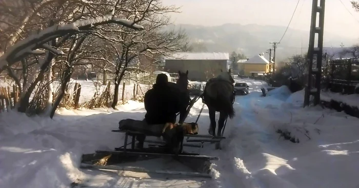 Nu de puţine ori, mai multe cătune din localitatea Moţăieni au rămas izolate din cauza troienelor. Şi atunci, ca şi acum, deszăpezirea a fost făcută de oamenii gospodari, cu calul şi plugul