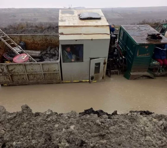O tanchetă a rămas împotmolită într-o carieră Foto: Facebook