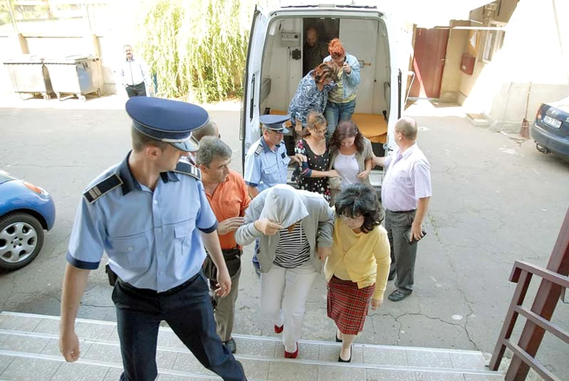 
    O simplă asistentă de la Comisia de Expertiză Medicală  din Oradea pleca acasă, după o zi de lucru, cu 1.000 de lei  