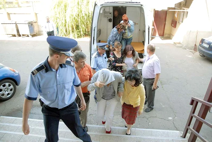 
    O simplă asistentă de la Comisia de Expertiză Medicală  din Oradea pleca acasă, după o zi de lucru, cu 1.000 de lei  