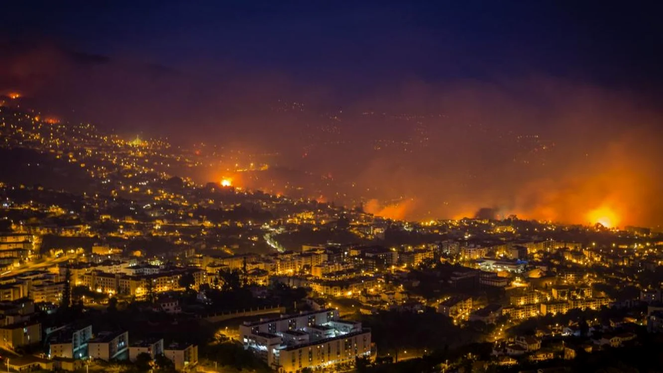 Flăcările se apropie de oraşul Funchal FOTO EFE