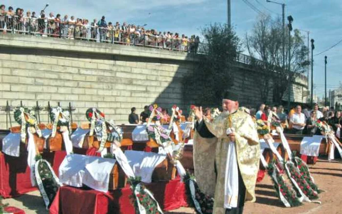 Zeci de ieşeni s-au strâns în jurul bisericii pentru a urmări neobişnuita slujbă