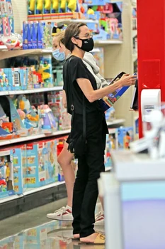 1 anagelina jolie la cumparaturi 7 jpg jpeg