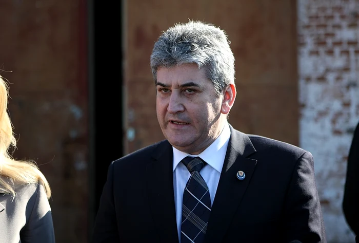 Gabriel Oprea recomandă populaţiei să evite circulaţia în cursul noptii de duminică spre luni