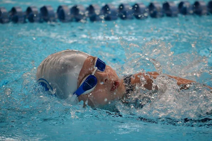 
    Înotătorii se întrec în competiţia de la Braşov  