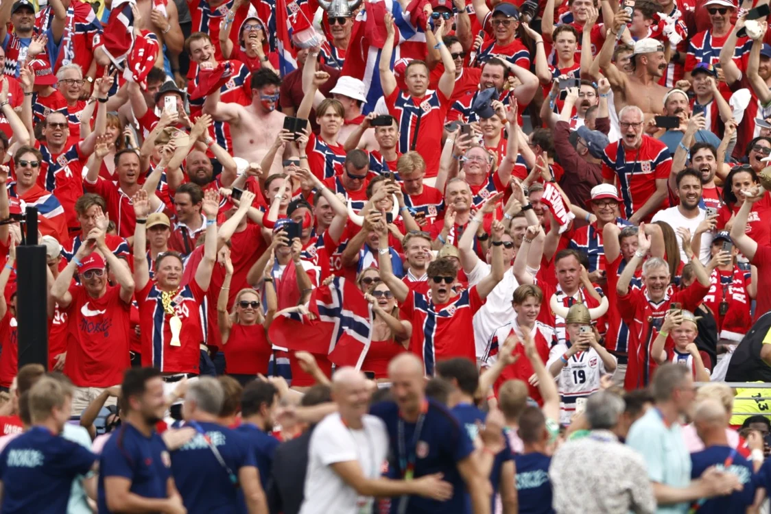 Fotbaliștii norvegieni au sărbătorit calificarea alături de fani (Foto: EPAImages)