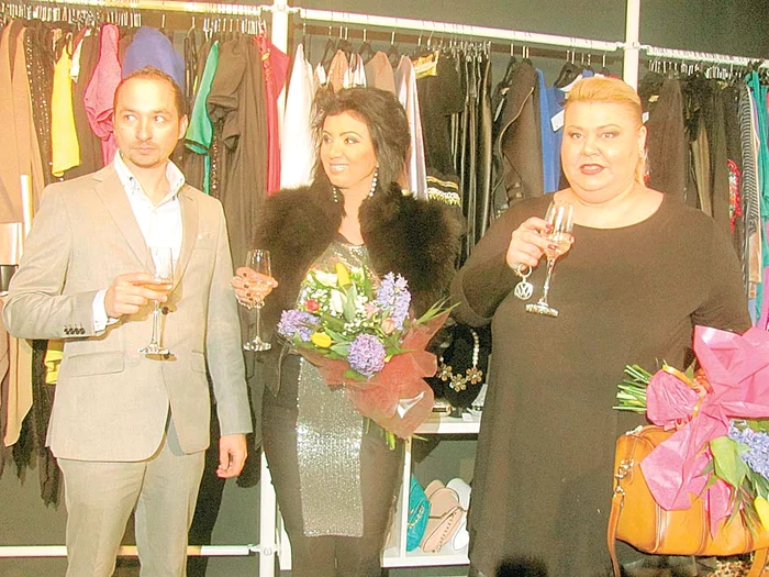 
    Ţinutele îi poartă semnătura în exclusivitate şi sunt destinate în special doamnelor cu forme  