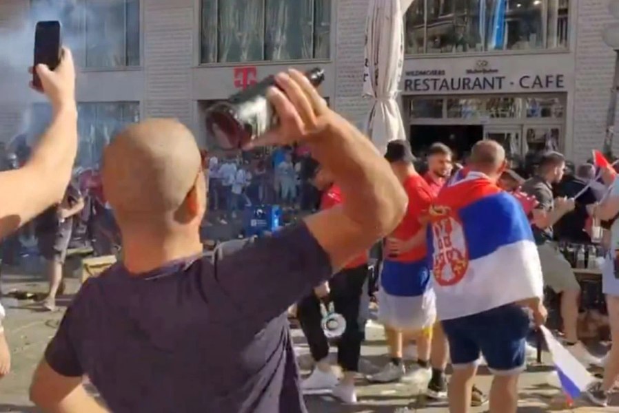 Suporterii Serbiei au făcut prăpăd în Munchen. Cei mai răi fani de la Euro 2024 au devastat piața centrală