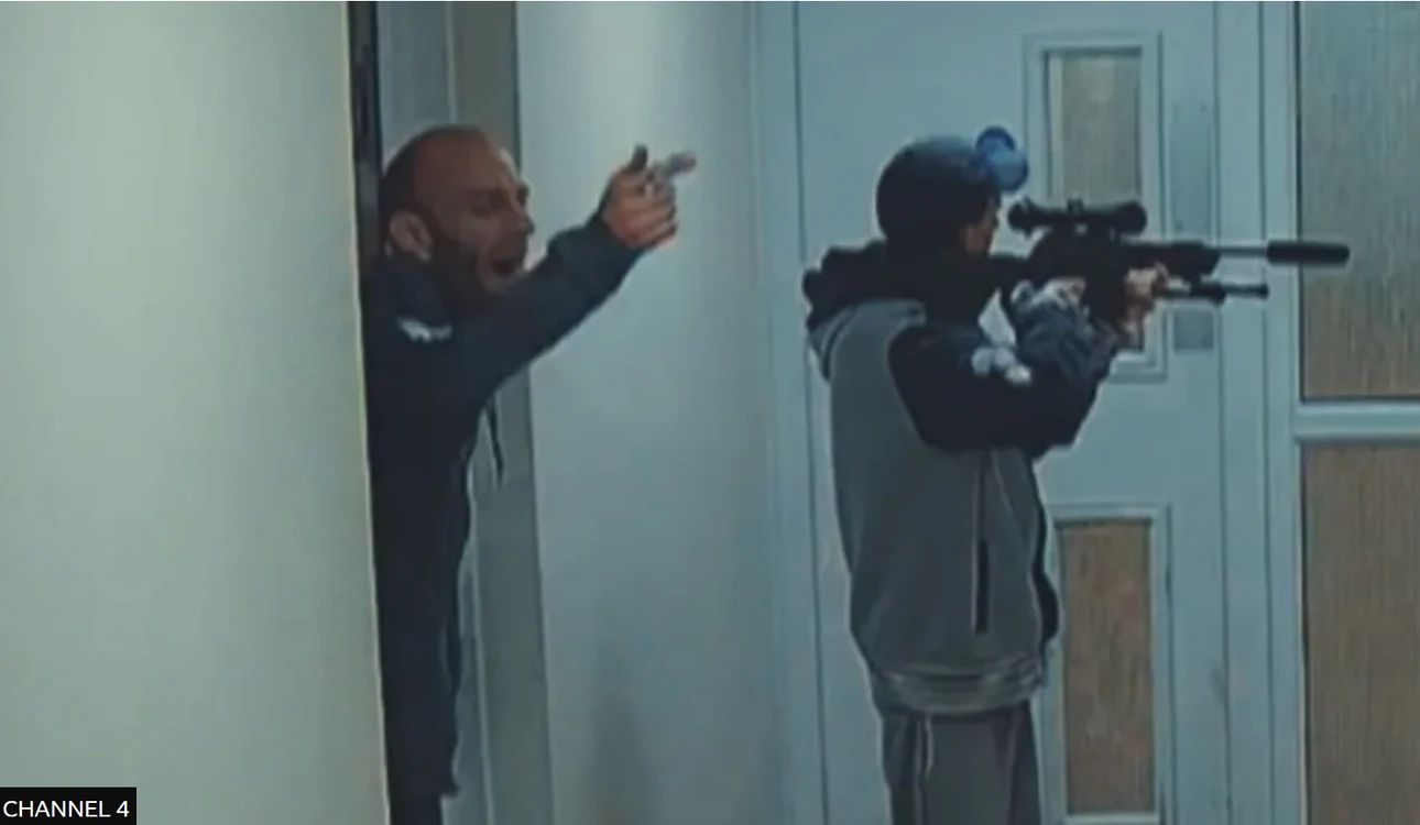 Cei doi „teroriști” de ocazie au tras cu arma în mașina de poliție