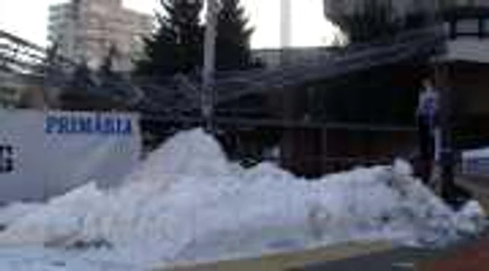 Scena a cedat din cauza greutăţii zăpezii