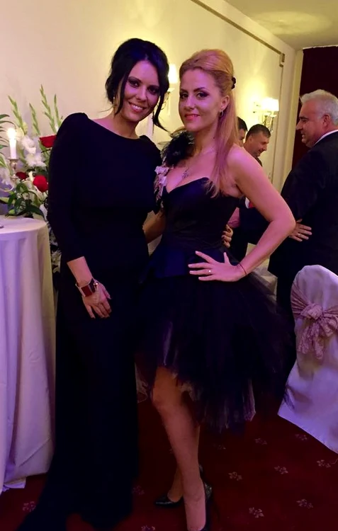 Raluca Macovei a arătat senzaţional într-o rochie cu spatele gol creată de Paula Milea