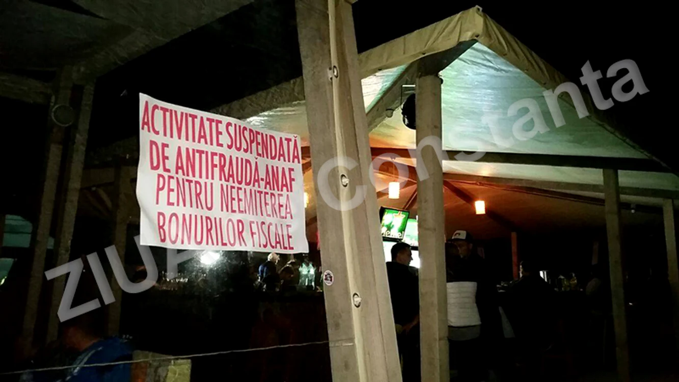 
    Pe ușa de la intrare a clubului a fost lipit afișul care anunță suspendarea activității   
