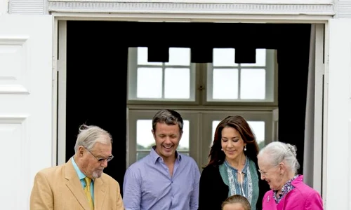 Die dänische Königsfamilie beim offiziellen Fototermin auf Schloss Grasten jpeg