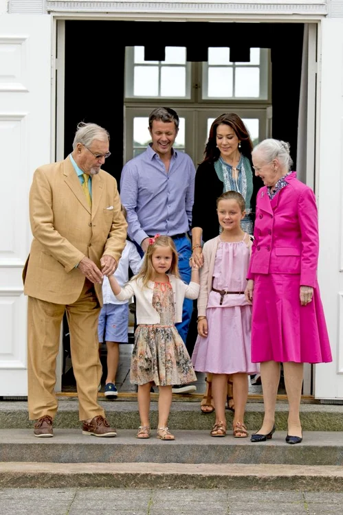 Die dänische Königsfamilie beim offiziellen Fototermin auf Schloss Grasten jpeg