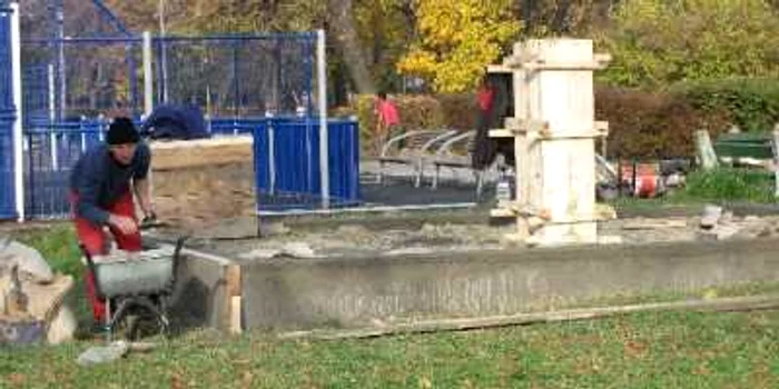 Muncitorii lucrau în această dimineață la statuia ridicată fără autorizație