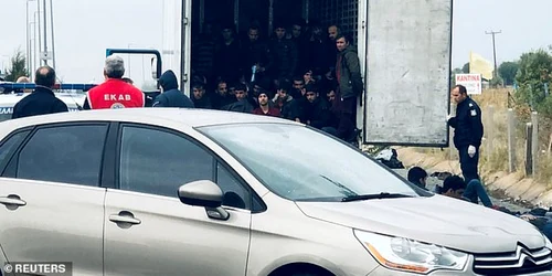 41 de migranti descoperiti intr un camion frigorific in Grecia