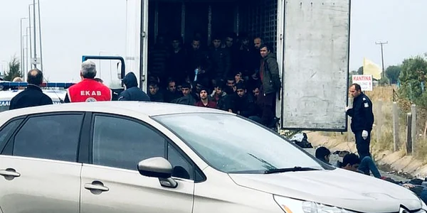 41 de migranti descoperiti intr un camion frigorific in Grecia