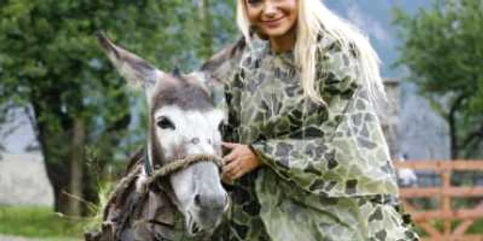Andreea Antonescu, la păscut cu vacile şi caprele