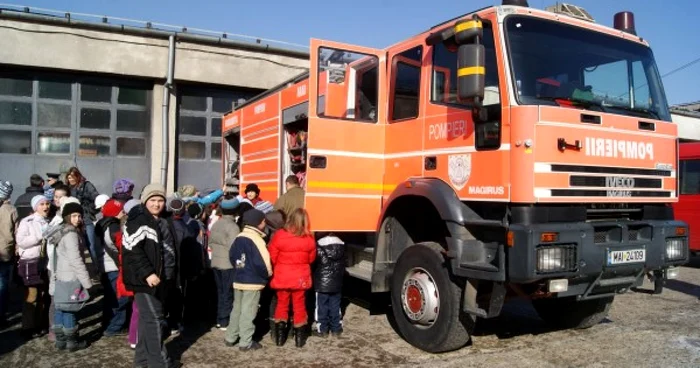 Pompierii îi așteaptă pe copii în vizită