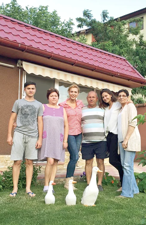
    Iulia Vântur, încadrată de nea Raţă,  soţia acestuia, Mihaela, şi cei  doi copii, Bogdan şi Maria  