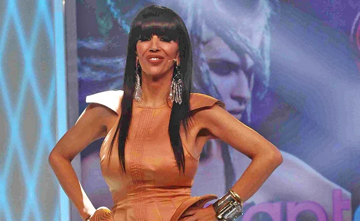 Perucă brunetă, cu breton