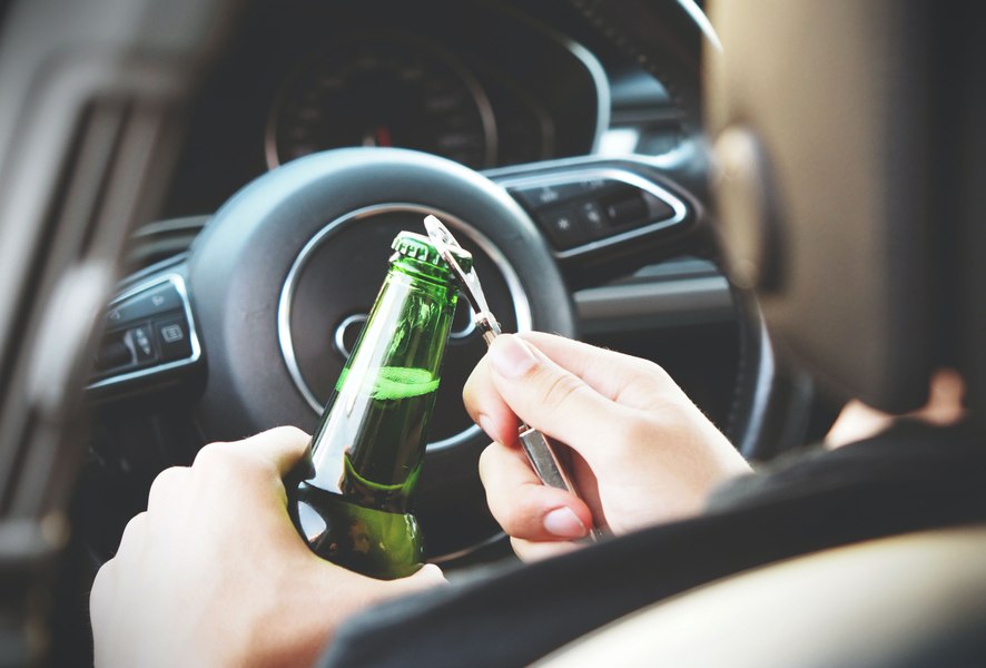 Un șofer penal: beat mort, fără permis de conducere și cu mașina fără numere de înmatriculare