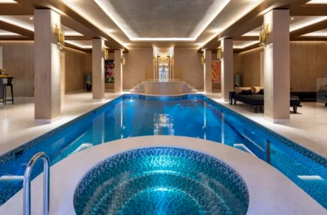 Piscina conacului de lux FOTO: United Kingdom Sotheby’s International Realty 