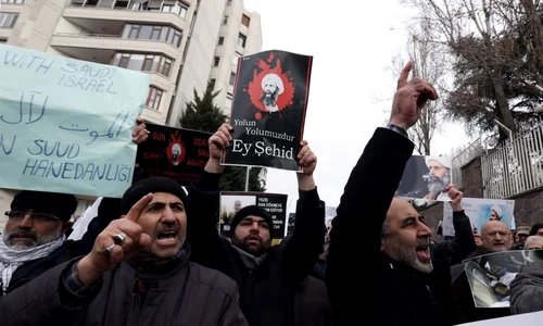 Demonstranți turci și iranieni arată imagini cu clericul șiit executat în timpul unor protete care au avut loc duminică, 3 ianuarie, în fața Ambasadei Arabiei Saudite din Ankara jpeg