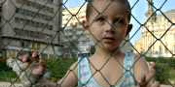 Proiectul de modificare a legii adopţiilor se va afla în dezbatere publică trei luni