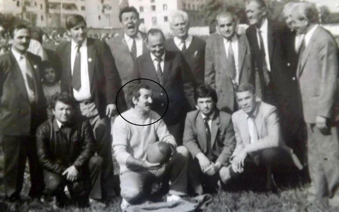 Emil Crișan, în mijlocul rugbyștilor din Iași