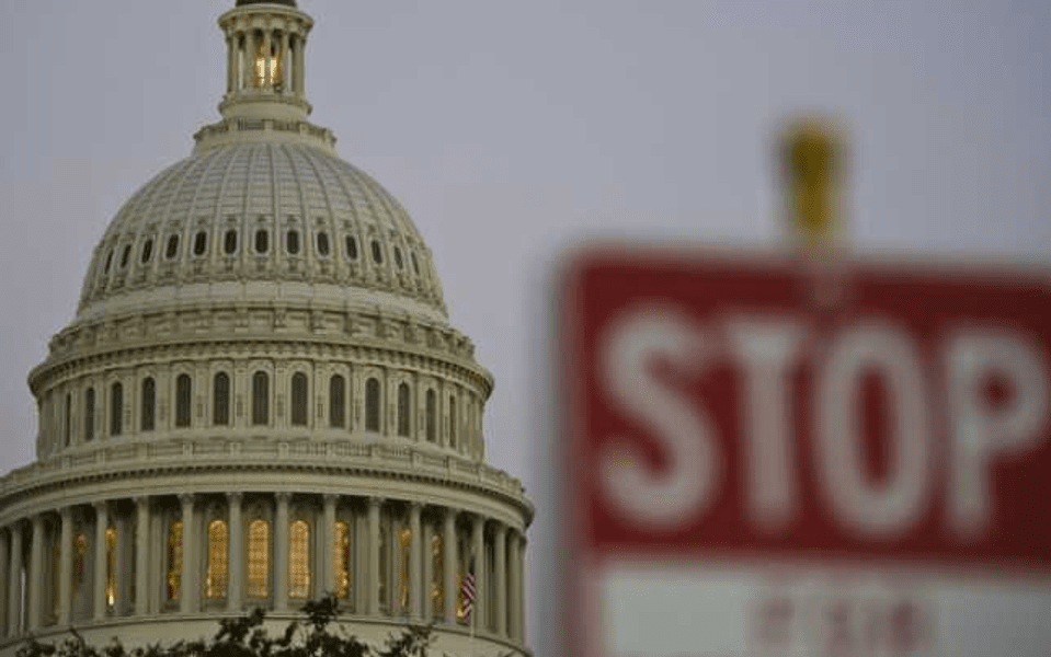 Doi congresmeni americani propun limitarea puterilor prezidentiale de a folosi arme nucleare