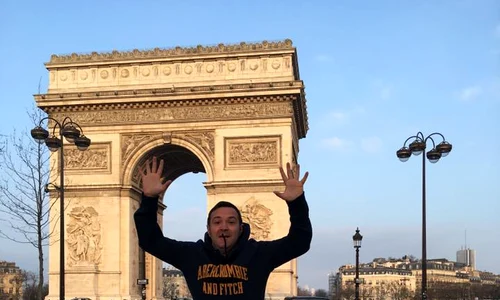 Daniel a încercat să "zboare" în faşa Arcului de Triumf jpeg