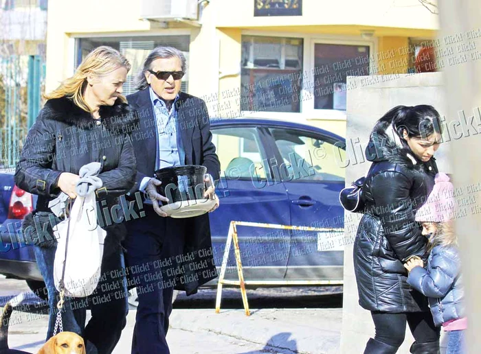 În timp ce bona are  grijă de fată, Năstase cară,  preocupat, un castron