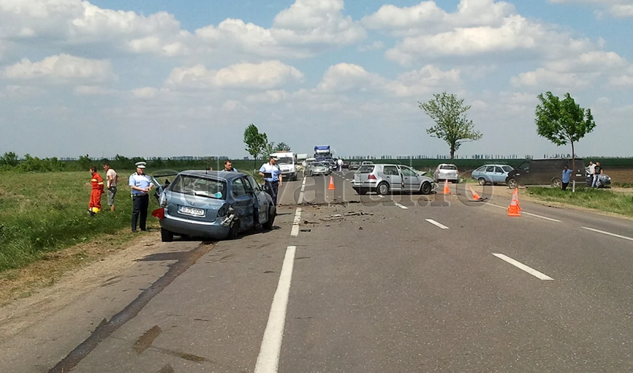 Trei maşini au fost implicate în accidentul de la Căldăruşanca FOTO: Iulian Bunilă