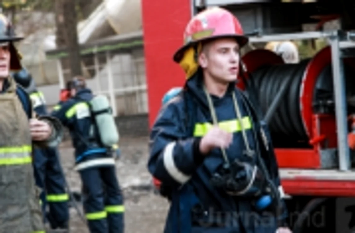 Pompierii au intervenit şi au reuşit să stingă focul din apartament FOTO Adevărul