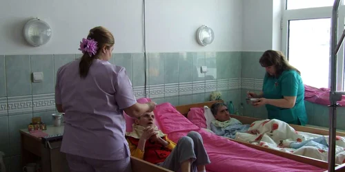 Cei 42 de bătrâni sunt îngrijiţi de opt asistente