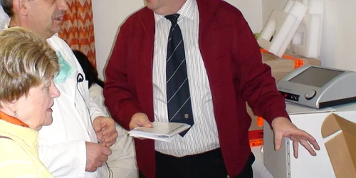 Eberhard Duringer, preşedintele fundaţiei prezintă  medicilor spitalului aparatura donată 