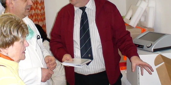 Eberhard Duringer, preşedintele fundaţiei prezintă  medicilor spitalului aparatura donată 