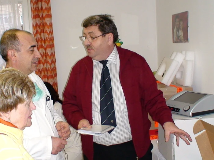 Eberhard Duringer, preşedintele fundaţiei prezintă  medicilor spitalului aparatura donată 