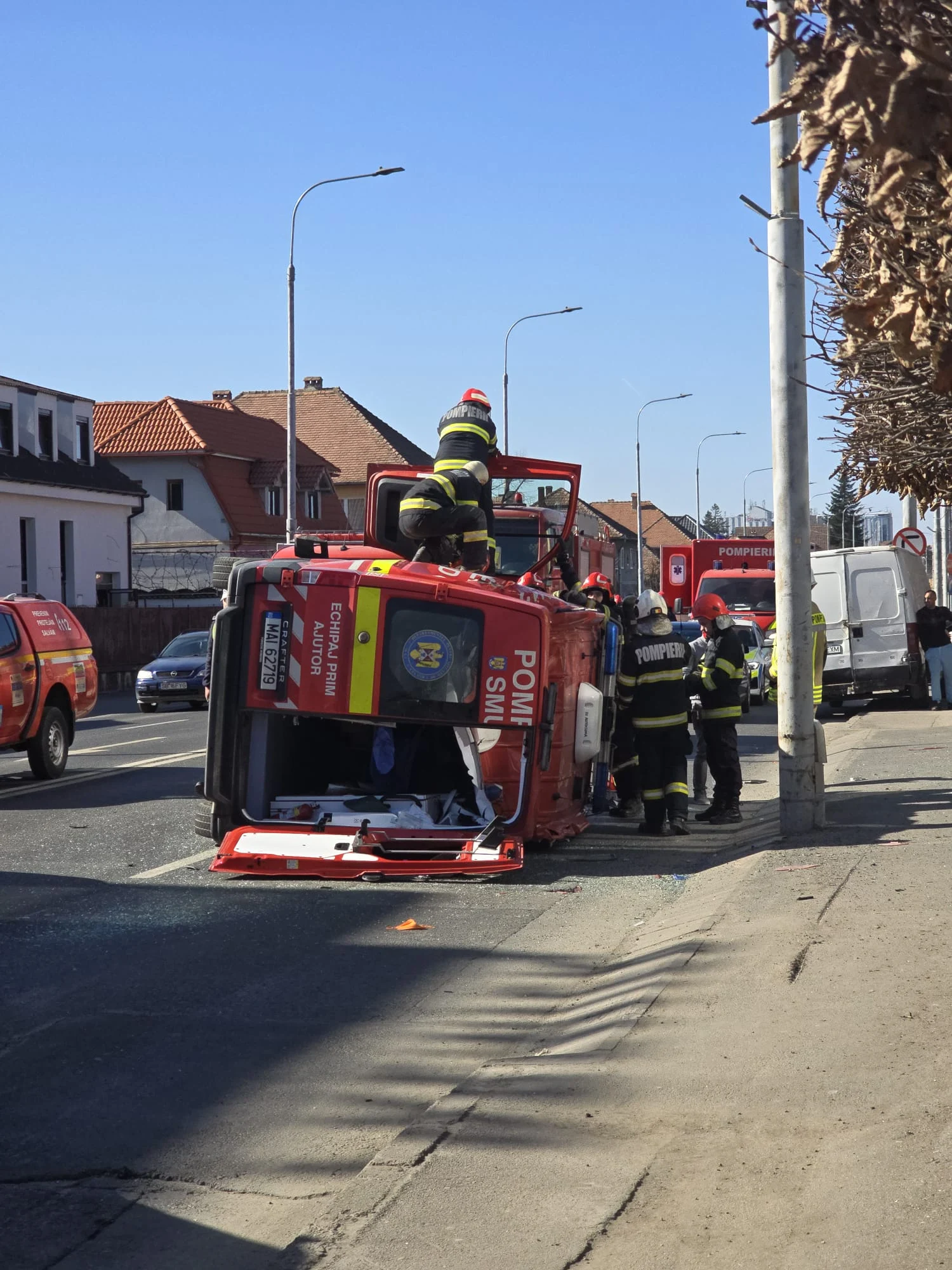 O ambulanță SMURD în care erau șase persoane s-a răsturnat pe o stradă din Sibiu după coliziunea cu un autoturism